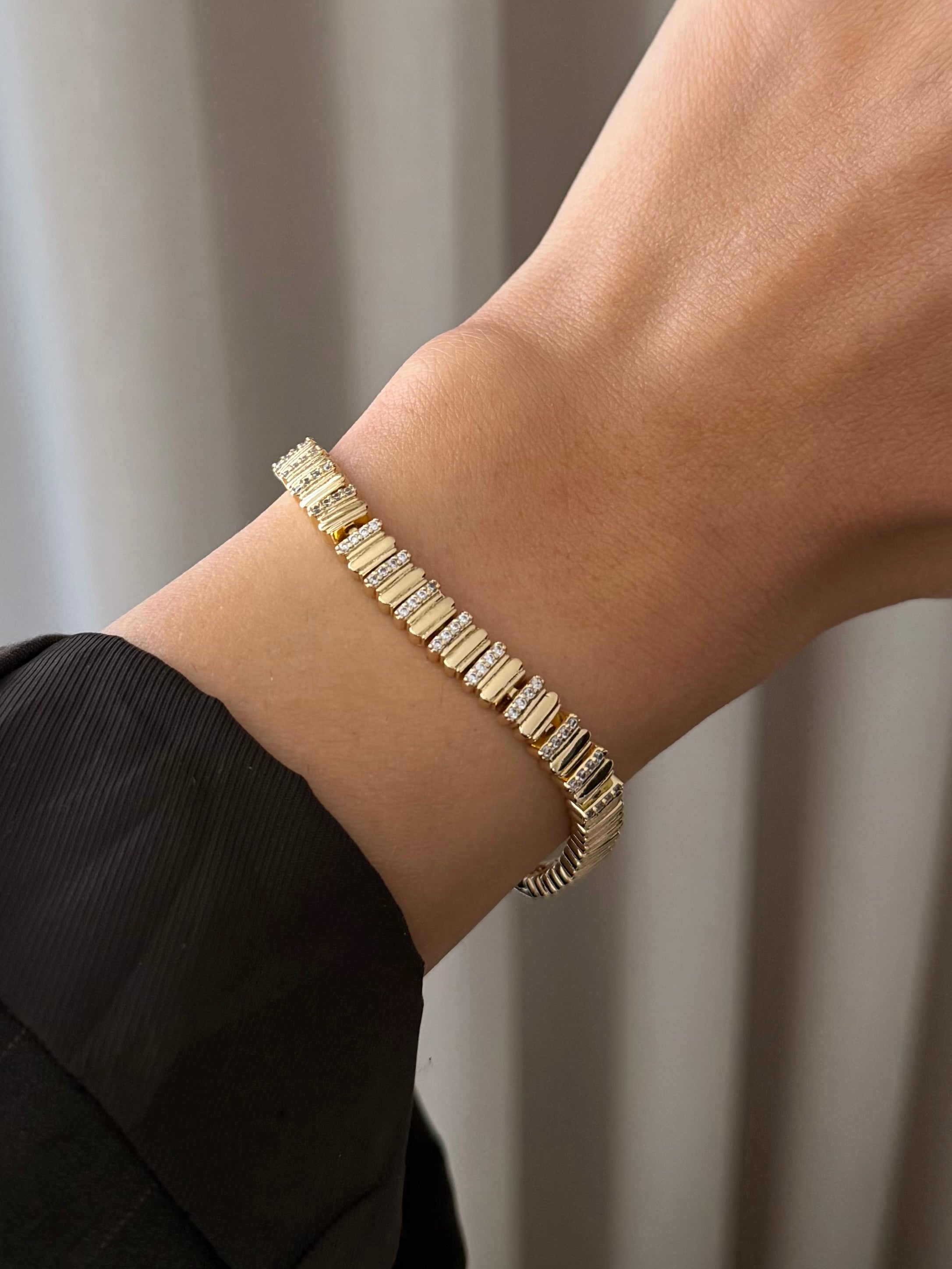 BELLA ARMBAND