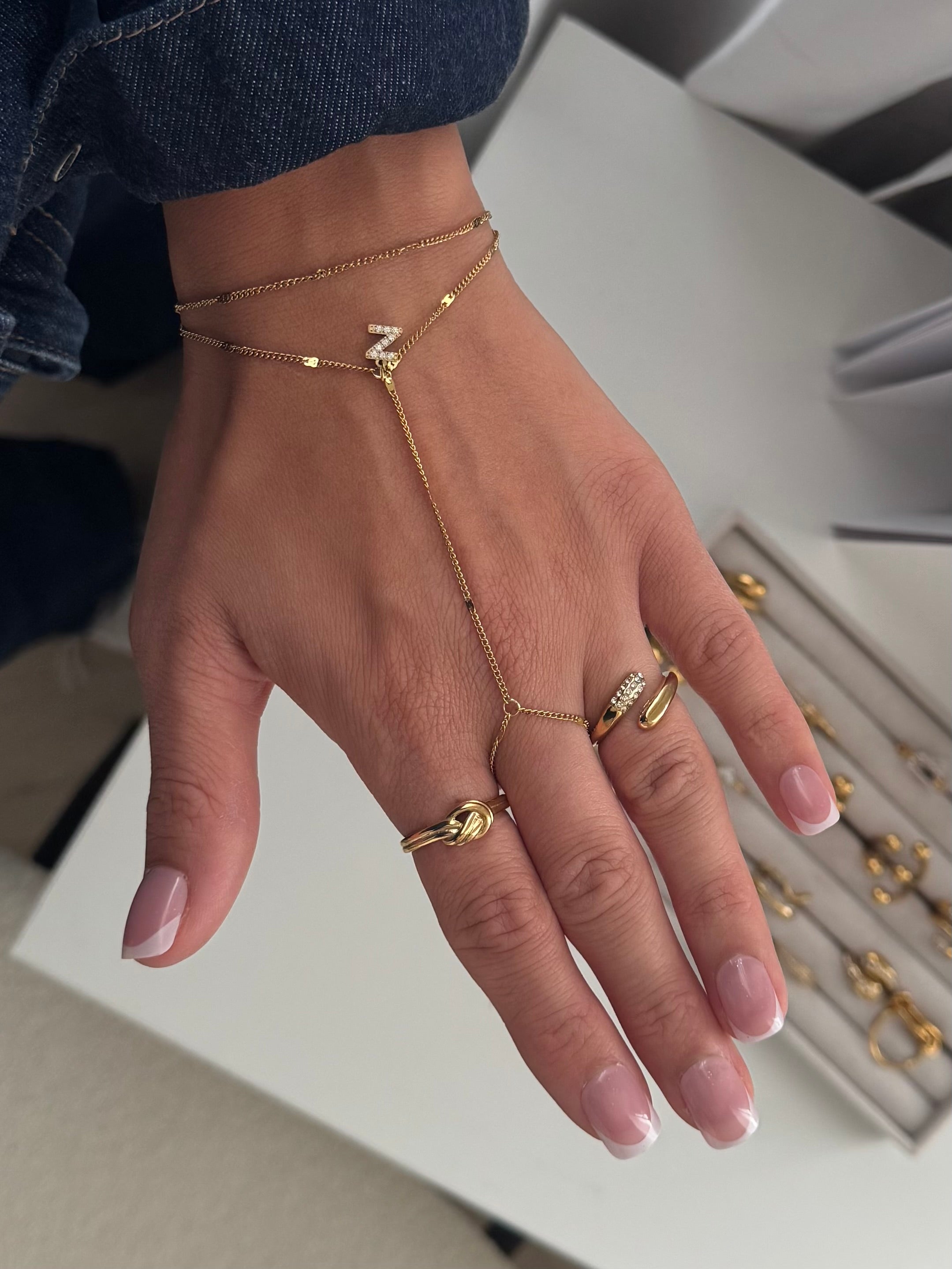 LETTER HANDCHAIN